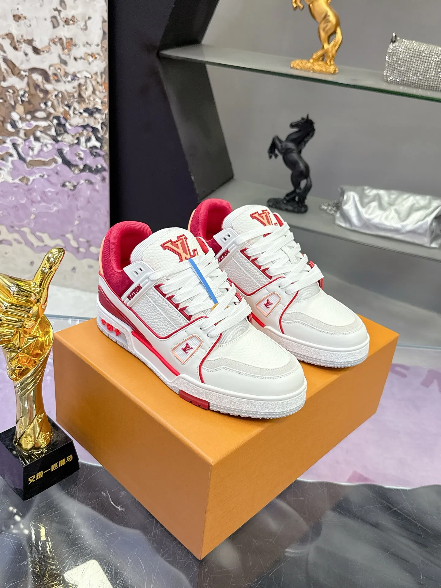 Factory price: 760💰 (latest color) This LV Trainer sneaker is made of grained cow leather, and uses vibrant colors to pay tribute to Virgil Abloh’s original classic inspired by retro basketball shoes. The upper is embellished with rubber LV letters and Vuitton logo, and the outsole is decorated with Monogram flowers. Exquisite packaging at the delivery counter🛍📦 ▪️Fabrics: Original customized first-layer cowhide ▪️Inner lining: Original customized breathable mesh lining ▪️Outsole: Original molded two-color TPU combination outsole ▪️Sole thickness: 3CM ▪️Size: Women's 35-40 Men's 38-46